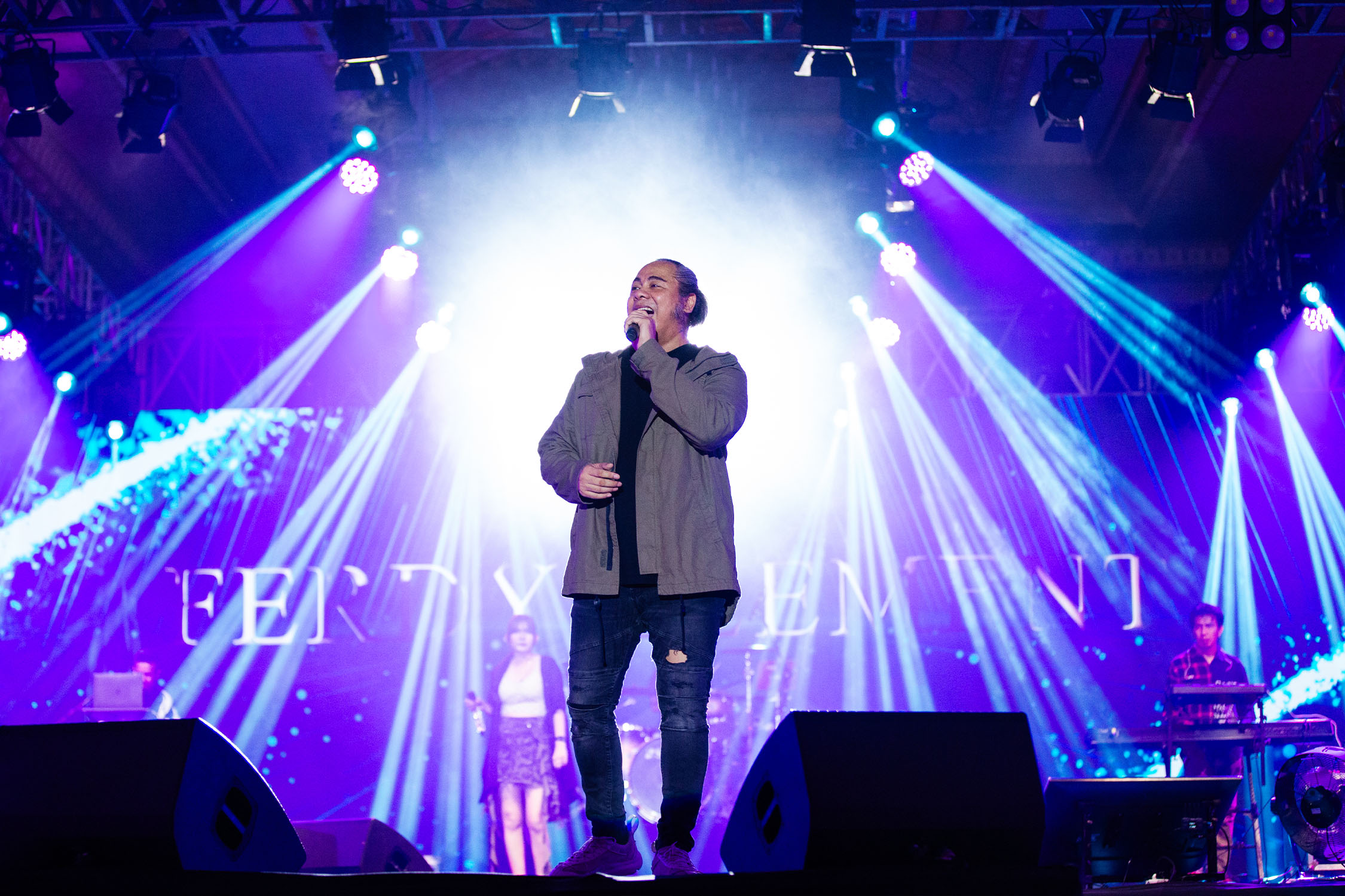 Seorang artis sedang tampil di panggung