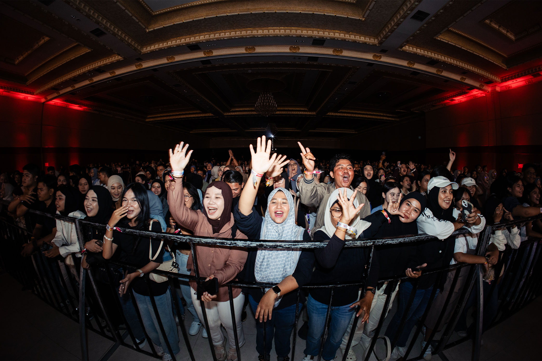 Seorang artis sedang tampil di panggung