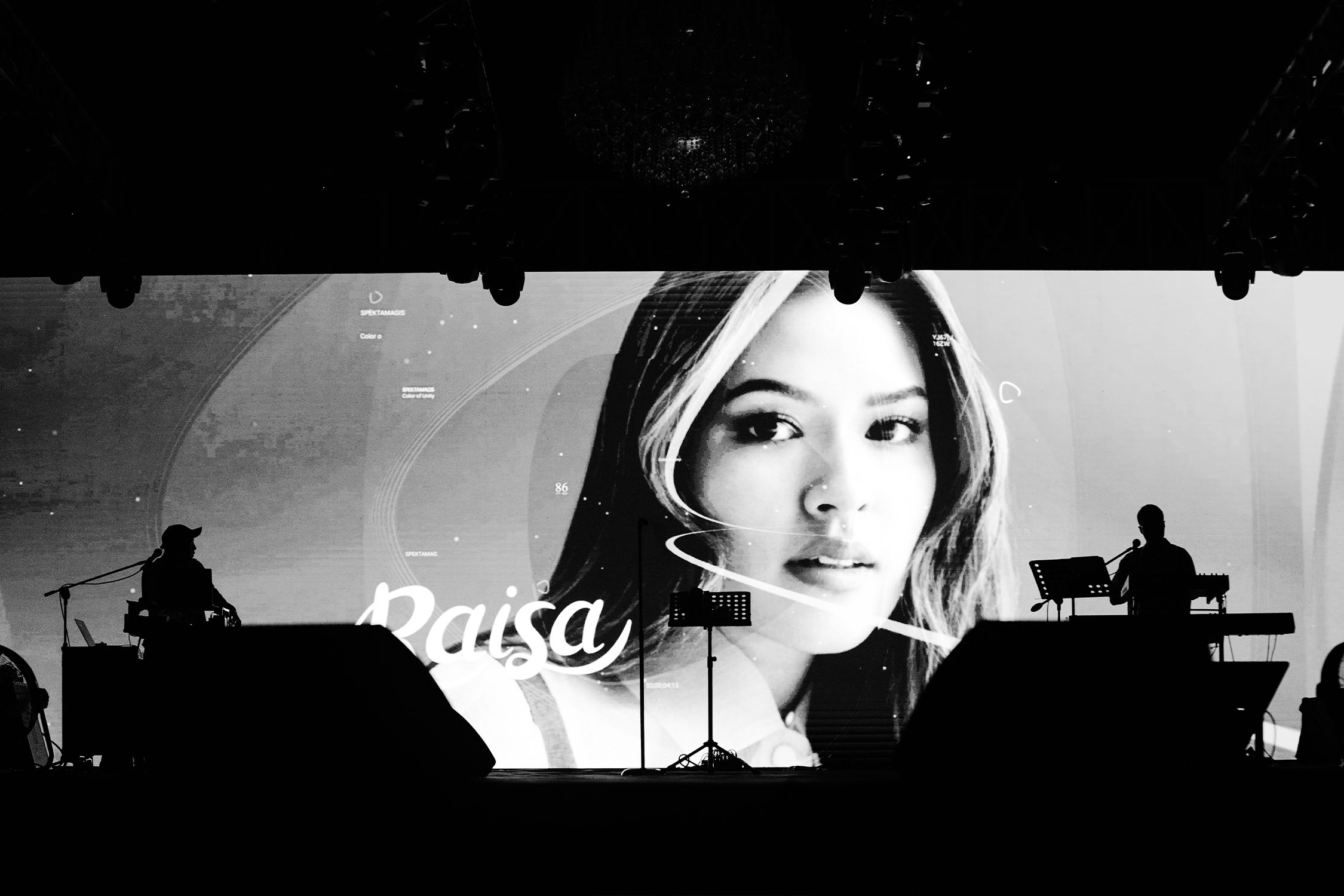 Seorang artis sedang tampil di panggung