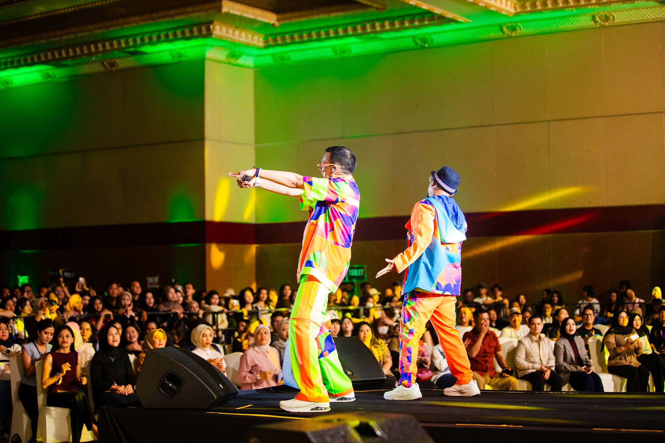 Seorang artis sedang tampil di panggung