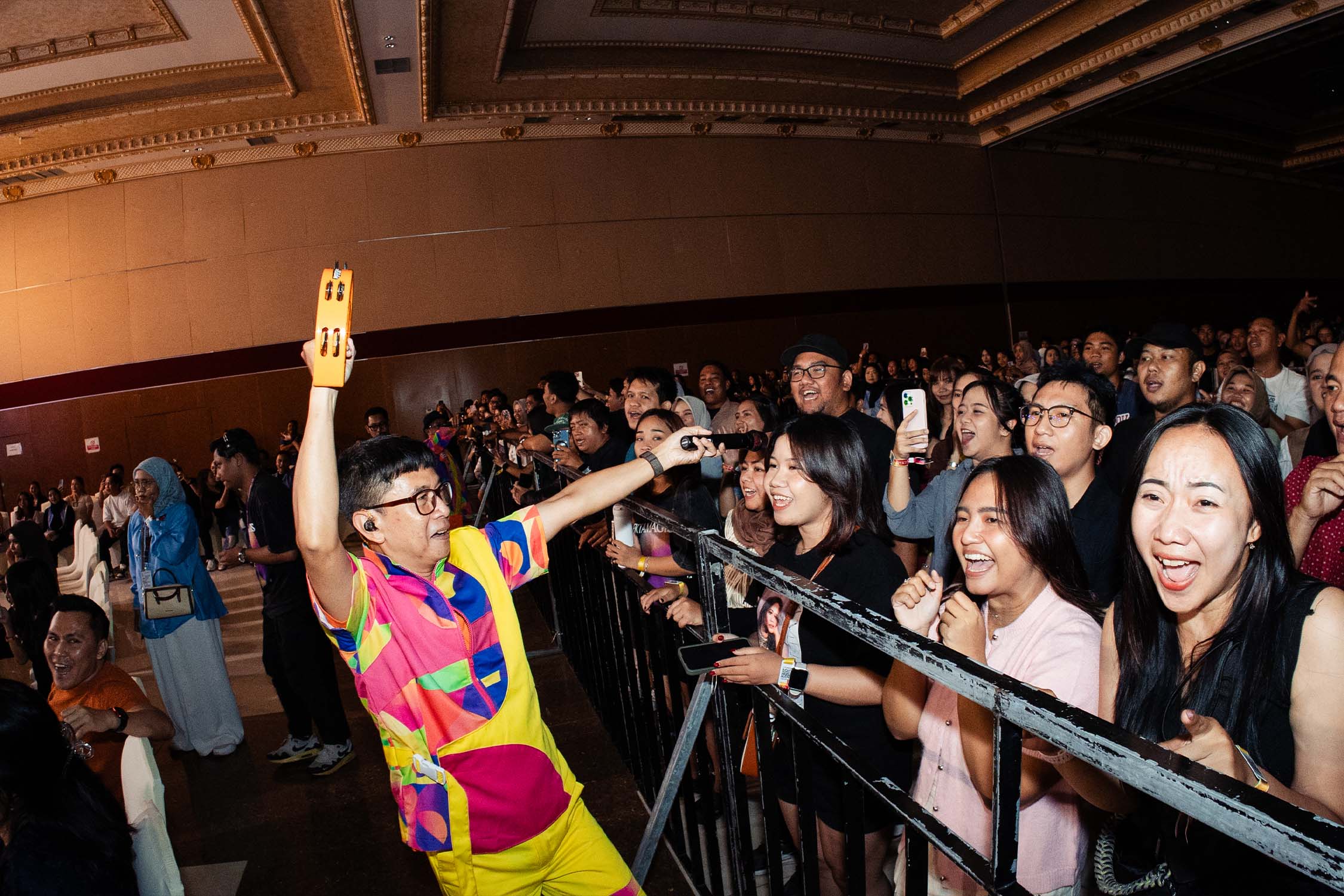 Seorang artis sedang tampil di panggung